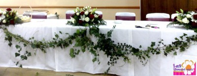 Украшение стола молодоженов композициями из трав,  белых и красных цветов - Доставка цветов в Екатеринбурге