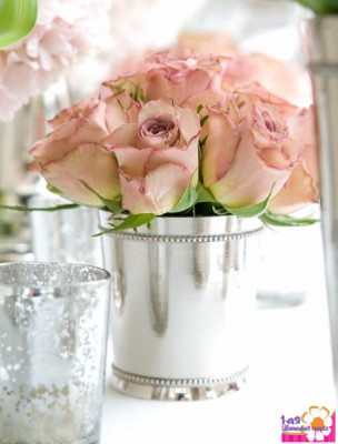 Композиция для свадебного стола из нежно розовых роз в ведерке - Доставка цветов в Екатеринбурге
