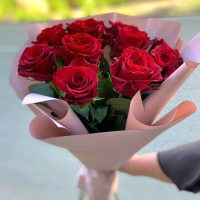 Букет из 11 красных роз в оформлении (Эквадор, 50-60 см) - Доставка цветов в Екатеринбурге