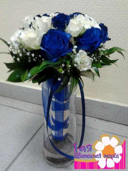 Букет невесты из синих роз №34 " Свадебный кристалл" из белых и синих роз
