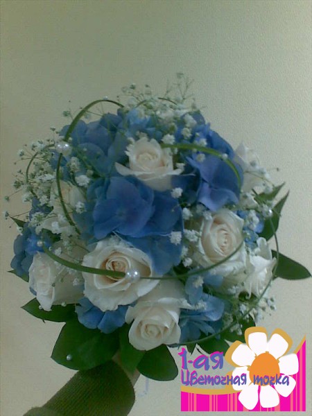 Букет невесты №23 "Драгоценные лепестки" из белых роз и голубой гортензии
