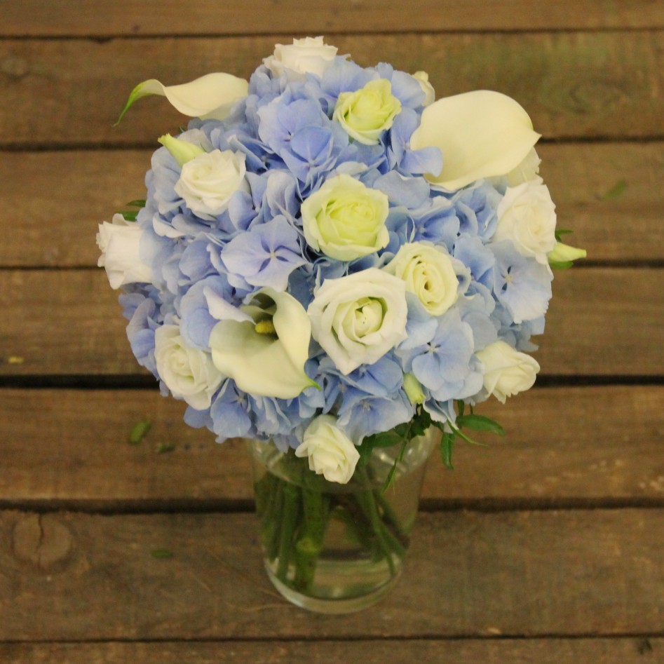 Букет невесты из голубой гортензии с белыми каллами