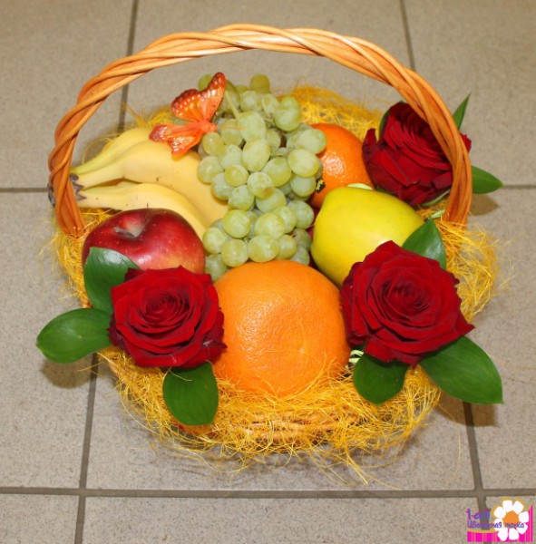 Подарочная корзина с фруктами и цветами