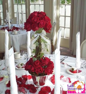 Композиция для украшения свадебных столов из красных роз