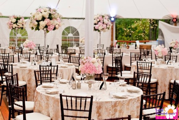 Украшение свадебного зала высокими цветочными композициями