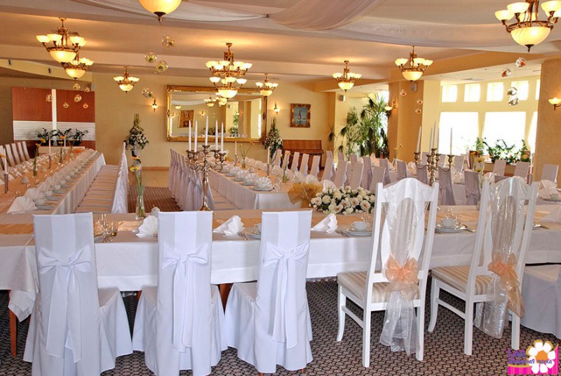 Праздничное оформление свадебного зала композициями из белых цветов