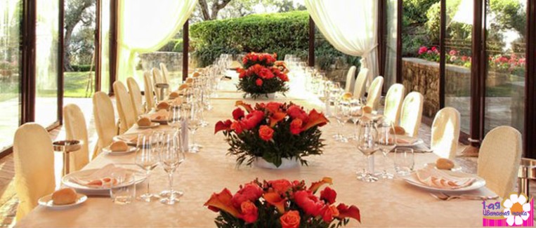 Оформление свадебного стола композициями из оранжевых цветов