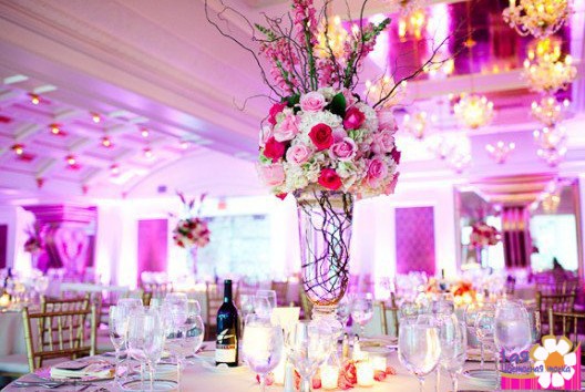 Оформление свадебного зала композициями из цветов и веток