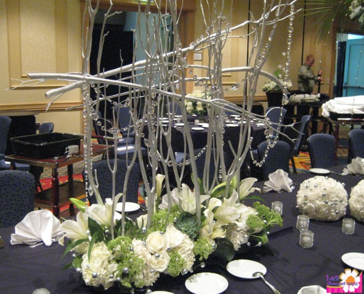 Стильное оформление свадебного стола белыми цветами и ветками