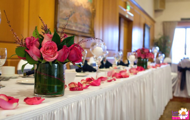 Украшение свадебного стола композициями из роз