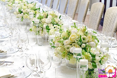 Оформление столов композициями из белых и зеленых цветов
