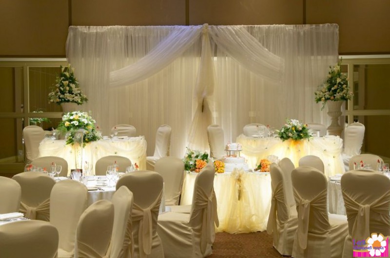 Украшение свадебного зала цветами в бело- зеленой гамме