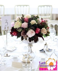 Свадебная композиция на стол из разноцветных цветов