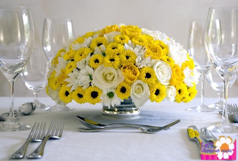 Яркая цветочная композиция в желтых и белых тонах для украшения свадебных столов