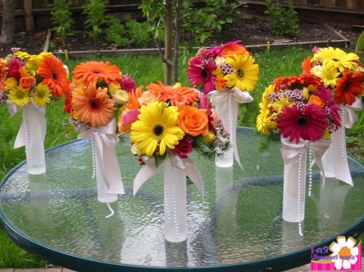 Композиции для украшения столов из разноцветных гербер, роз и хризантем
