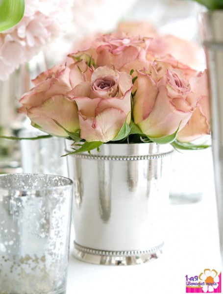 Композиция для свадебного стола из нежно розовых роз в ведерке