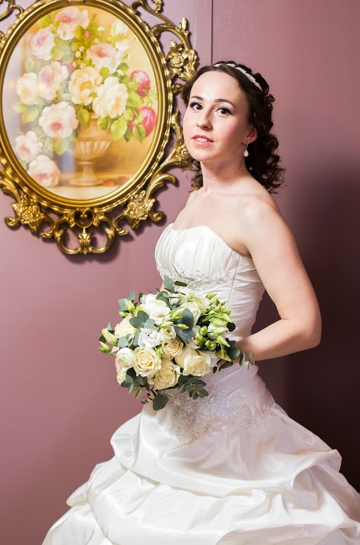 Свадебный букет невесты из белых роз и ранункулюсов. Серия "Невеста под ключ"