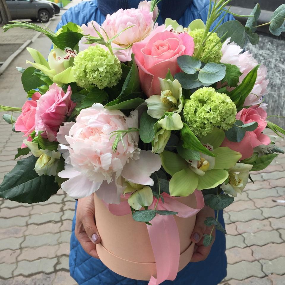 Шляпная коробка с цветами "Шепот счастья"