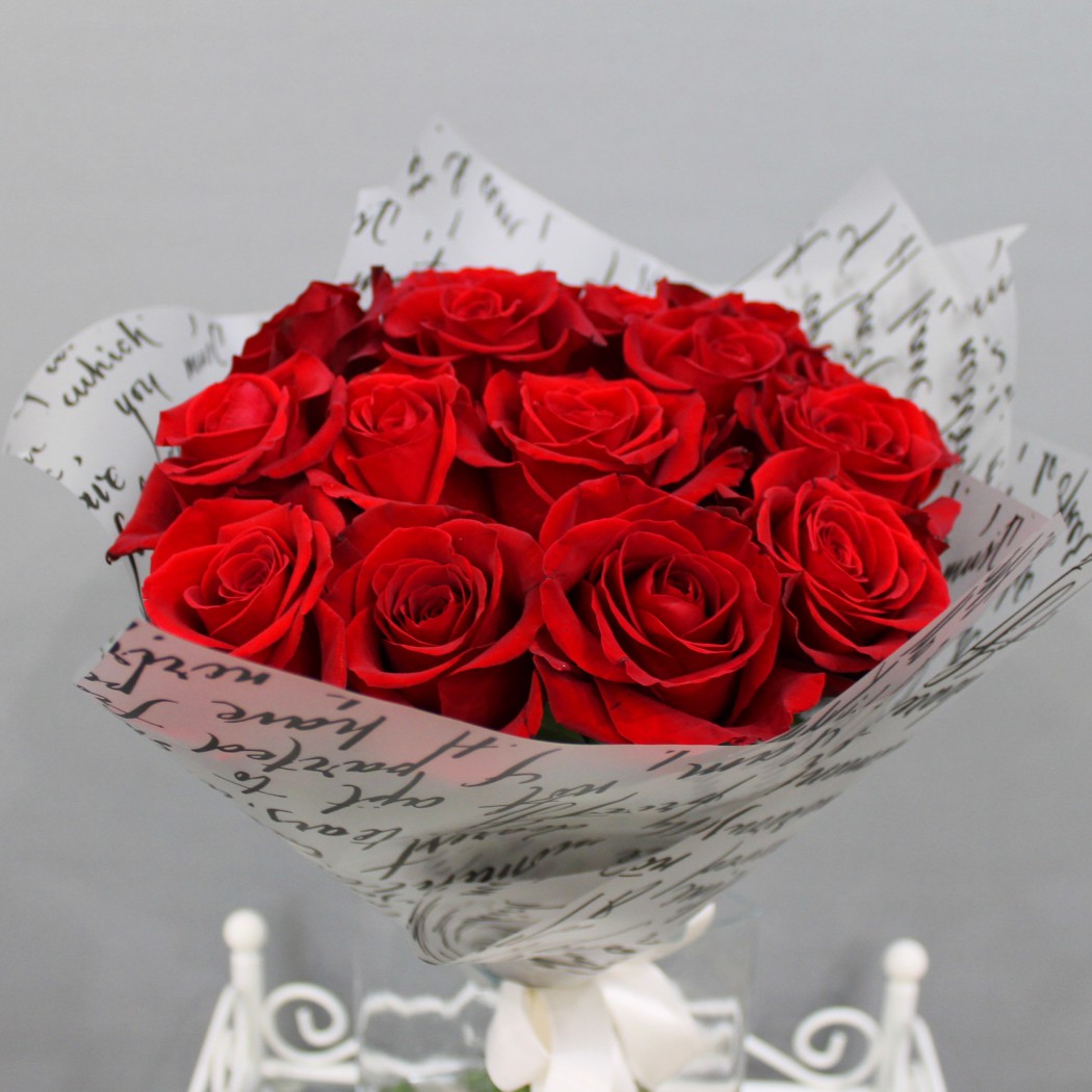 Букет из 15 красных роз в стильной упаковке (Эквадор)