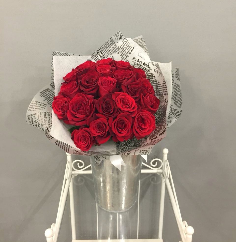 Букет из 21 красной розы в модной упаковке