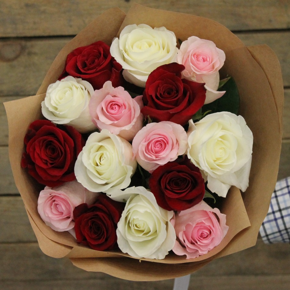 Букет из 15 красных, белых и розовых роз