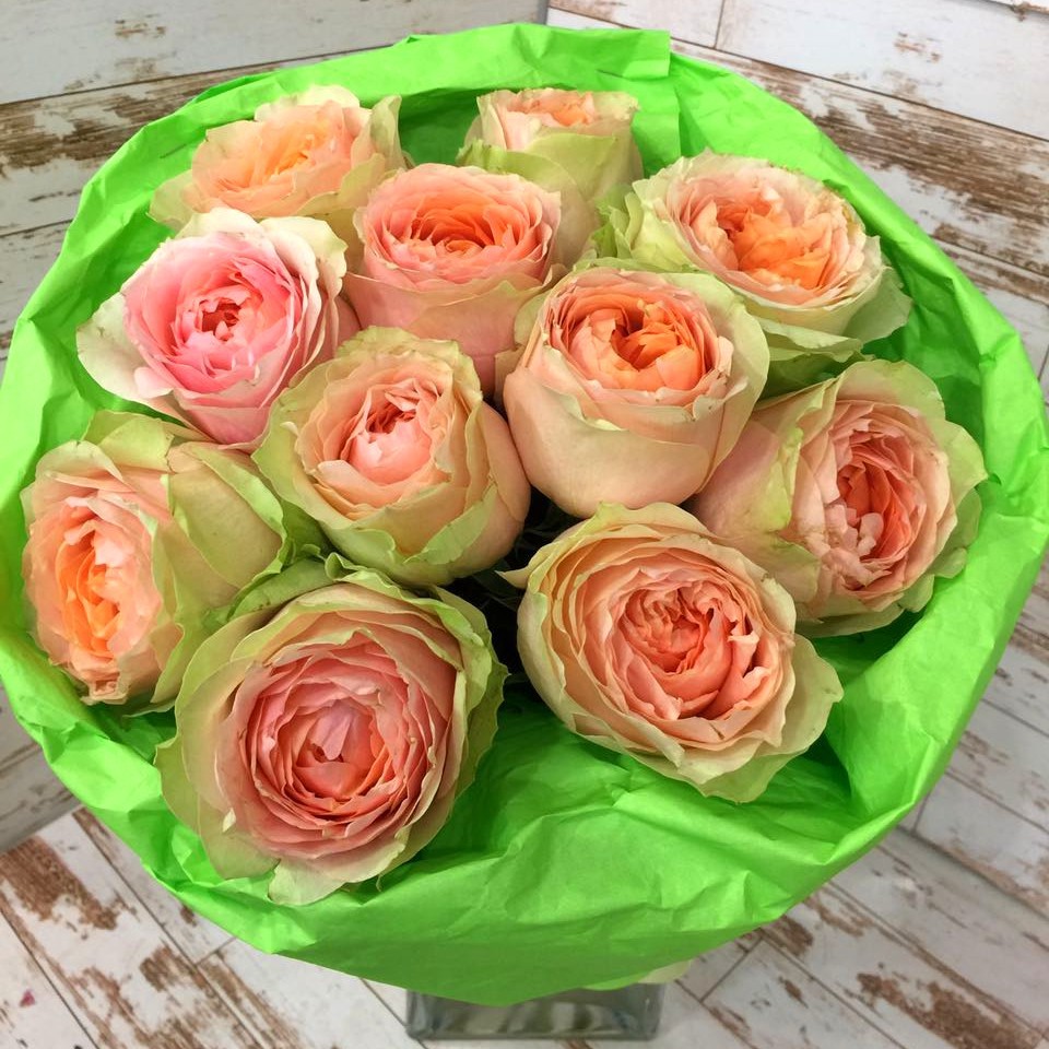 Букет из персиковых пионовидных роз