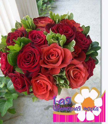 Букет невесты №9 "Роскошь красного" из роз темно-красных и светло-красных оттенков