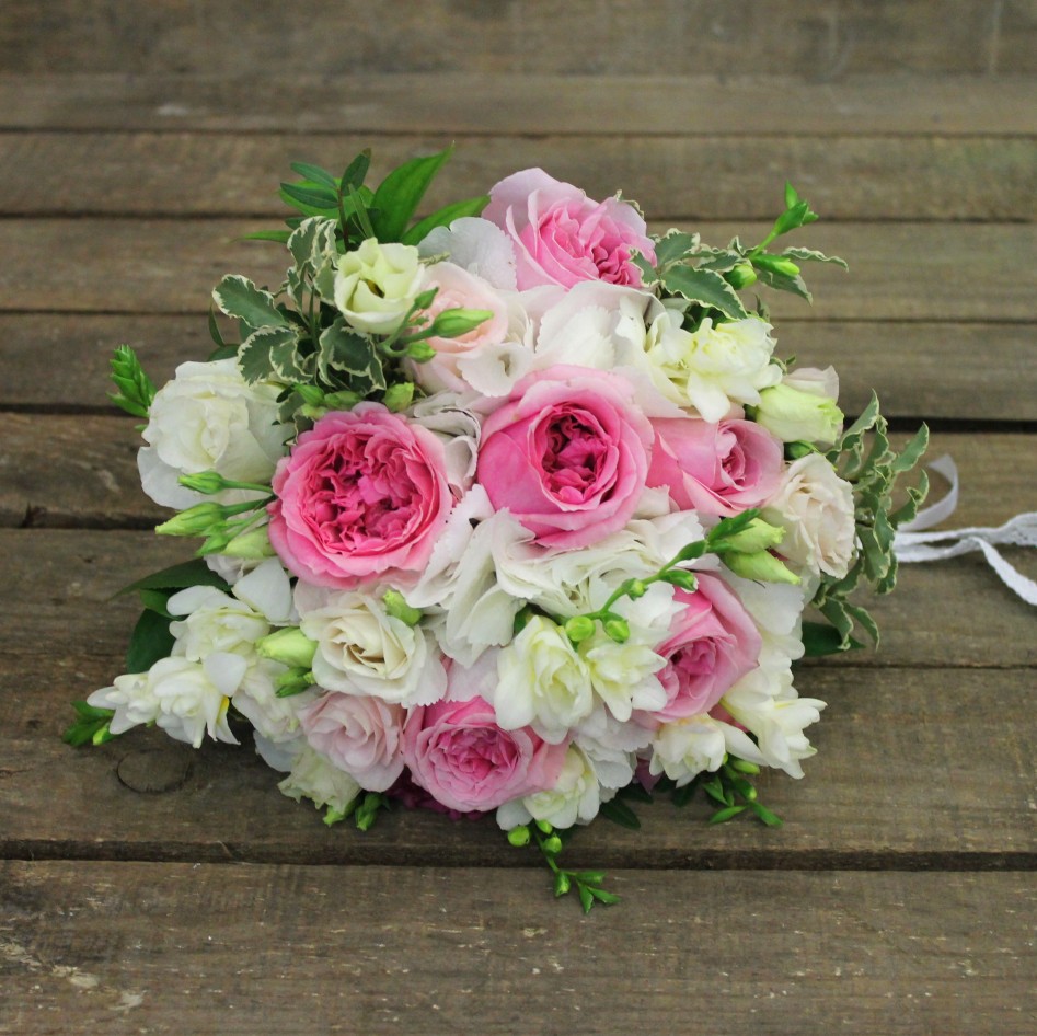 Букет невесты из пионовидных роз и гортензии
