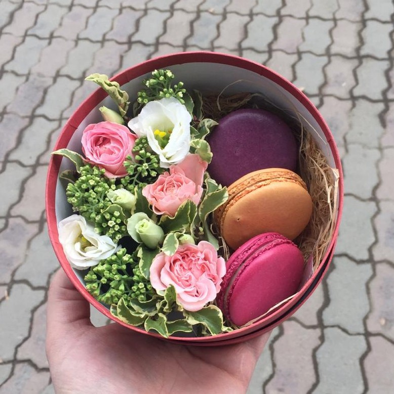 Комплимент с цветами и макарунами в круглой коробочке