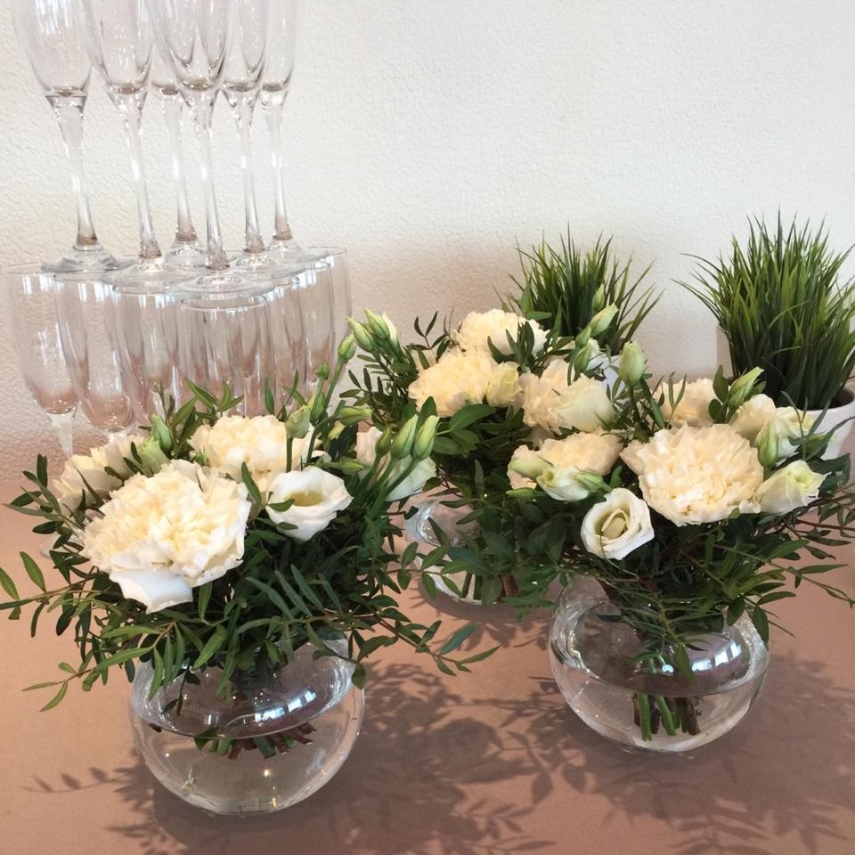 Композиция из белых цветов для украшения стола (без вазы) - Доставка цветовв Екатеринбурге