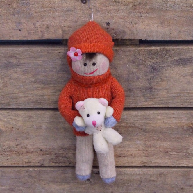 Кукла ручной работы в свитере и шапочке кирпичного цвета