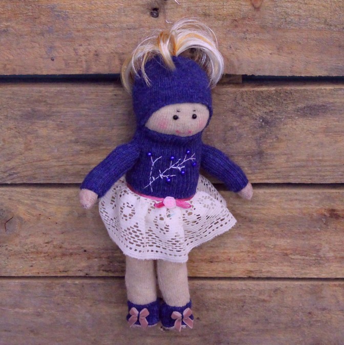 Кукла ручной работы в свитере и шапочке синего цвета