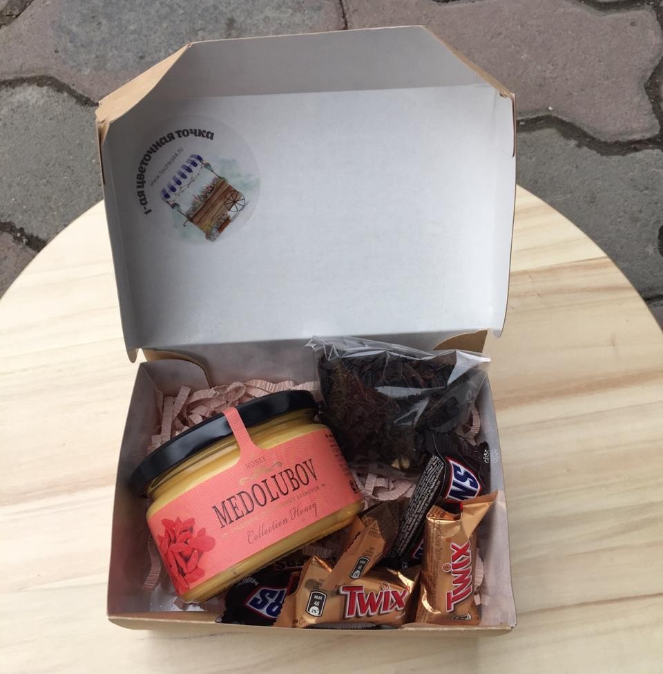 Подарочный набор к чаю с мини-шоколадками и медовым десертом