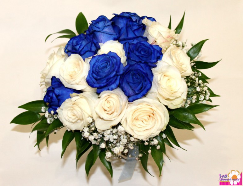 Сапфир. Свадебный букет невесты из синих и белых роз.