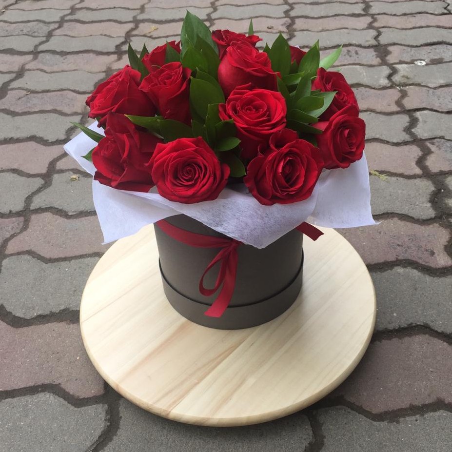 Шляпная коробка с красными розами и декоративной зеленью