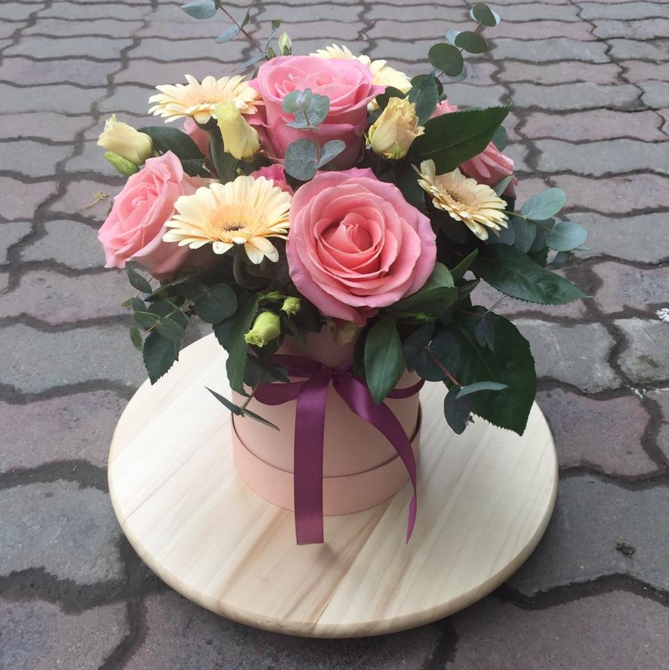 Шляпная коробка с розовыми розами и кремовыми герберами