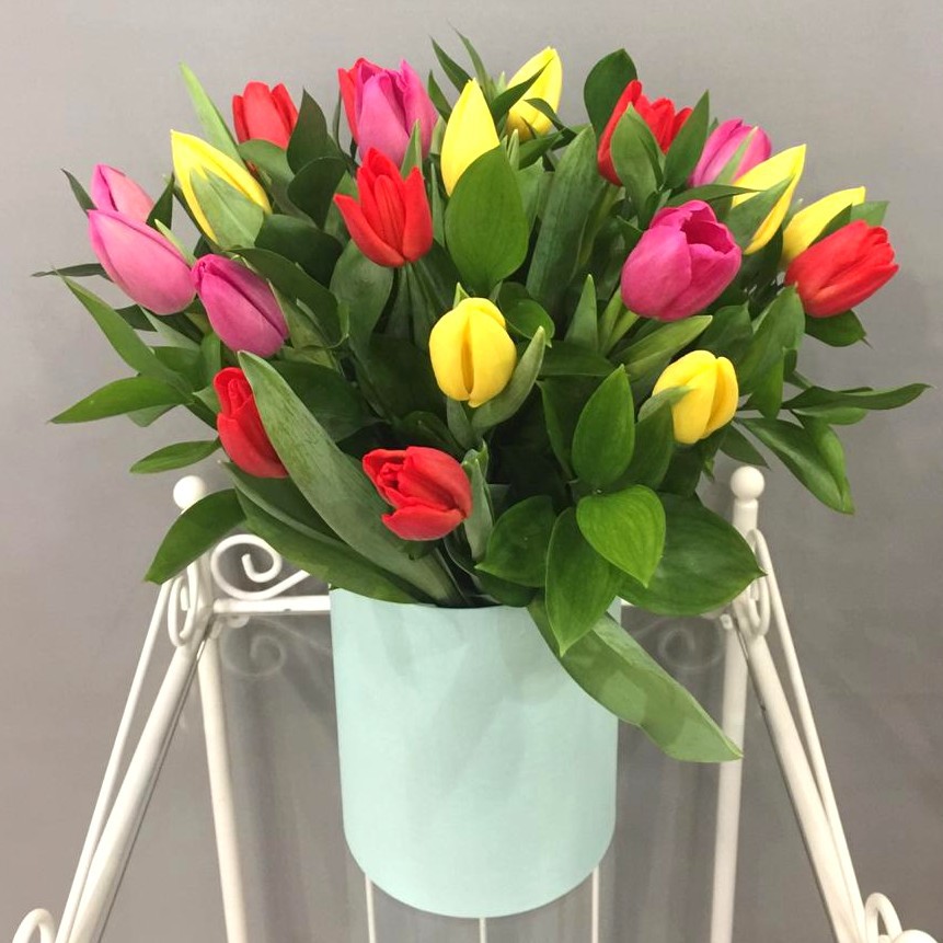 Букет из разноцветных тюльпанов в мятной шляпной коробке