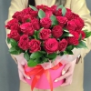 Шляпная коробка из 35 красных роз - Доставка цветов в Екатеринбурге