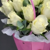 Сумочка с белыми розами - Доставка цветов в Екатеринбурге