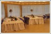 Оформление зала для свадьбы: банты на стулья, юбки и драпировки на столы. - Доставка цветов в Екатеринбурге