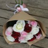 Букет из 15 красных, белых и розовых роз (Эквадор, 50-60 см) - Доставка цветов в Екатеринбурге