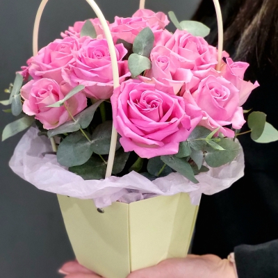 Сумочка с розовыми розами  - Доставка цветов в Екатеринбурге