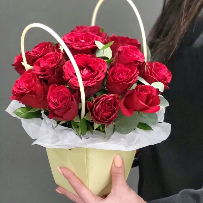 Сумочка с красными розами - Доставка цветов в Екатеринбурге
