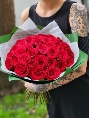 СЕРИЯ: МОНО. Букет из 35 красных роз (Кения, 40см) - Доставка цветов в Екатеринбурге