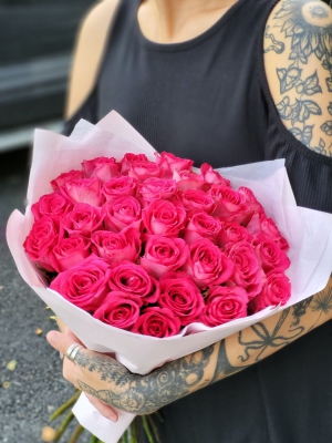 СЕРИЯ: МОНО. Букет из 35 розовых роз (Кения, 40см) - Доставка цветов в Екатеринбурге