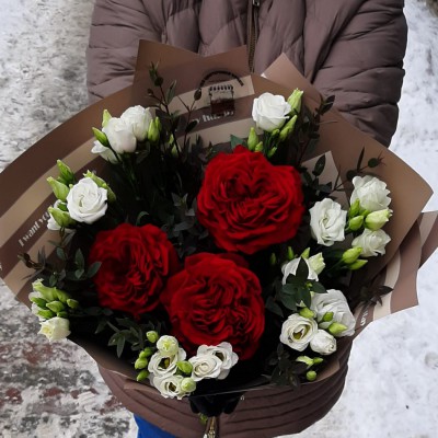 Букет "Bellissimo contrast" с пионовидными розами. - Доставка цветов в Екатеринбурге