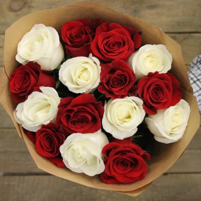 Букет из 15 красных и белых роз (Эквадор, 50-60 см) - Доставка цветов в Екатеринбурге