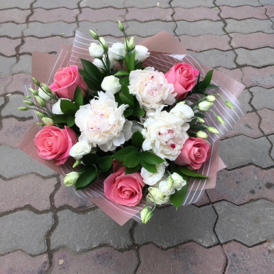 Букет с белыми пионами "Чарующий каприз" - Доставка цветов в Екатеринбурге