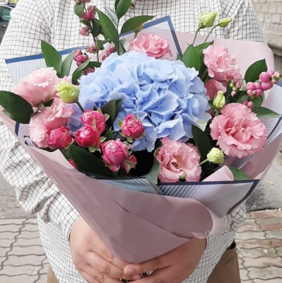 Букет с голубой гортензией "Love story"  - Доставка цветов в Екатеринбурге