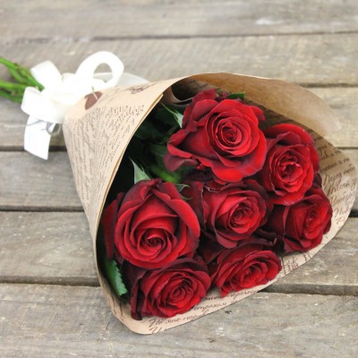Букет из 7 красных роз в оформлении (Эквадор, 50-60см) - Доставка цветов в Екатеринбурге
